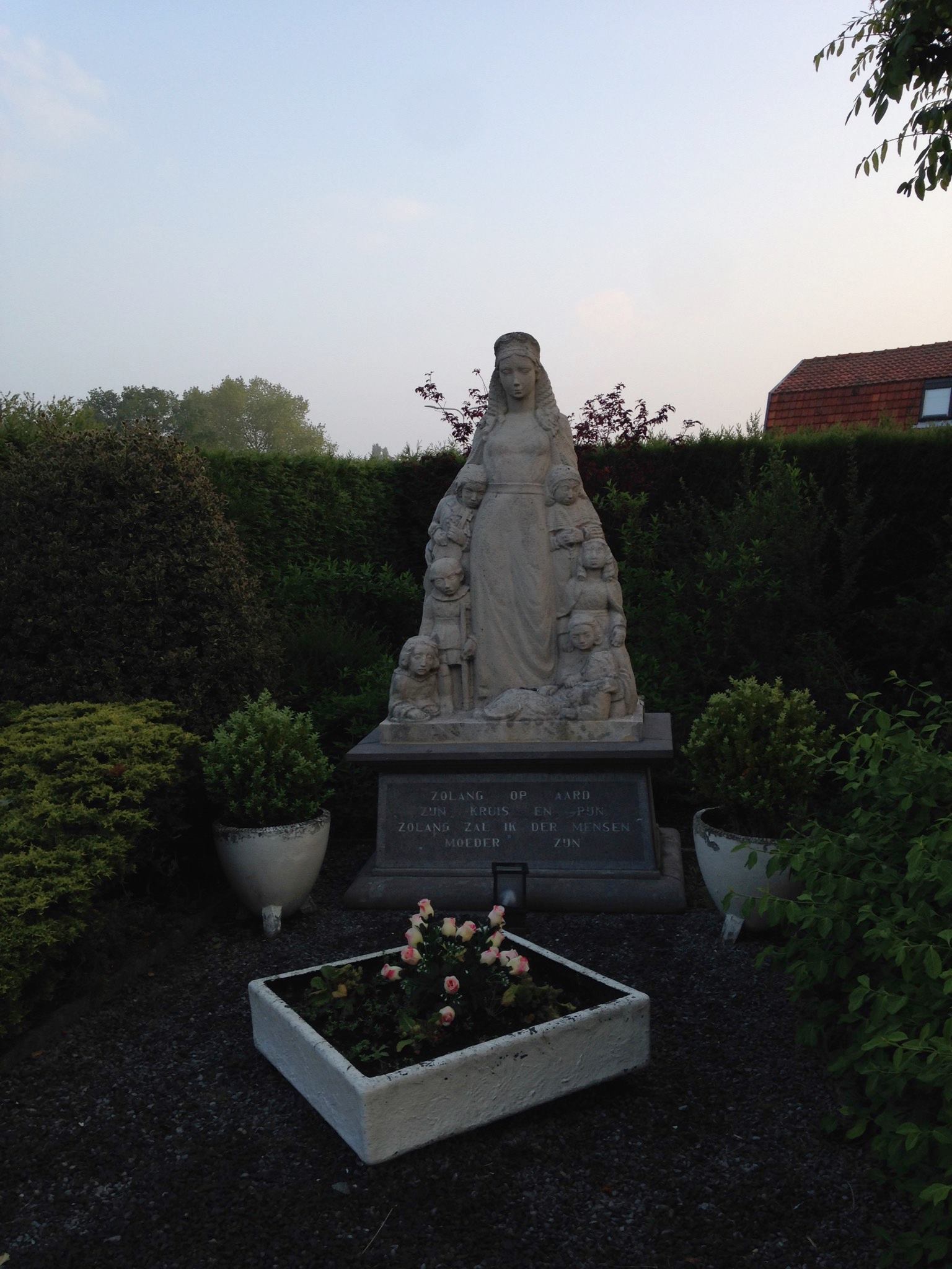OLV-ter-Eecken-Mariabeeld-in-de-tuin-bij-de-kapel