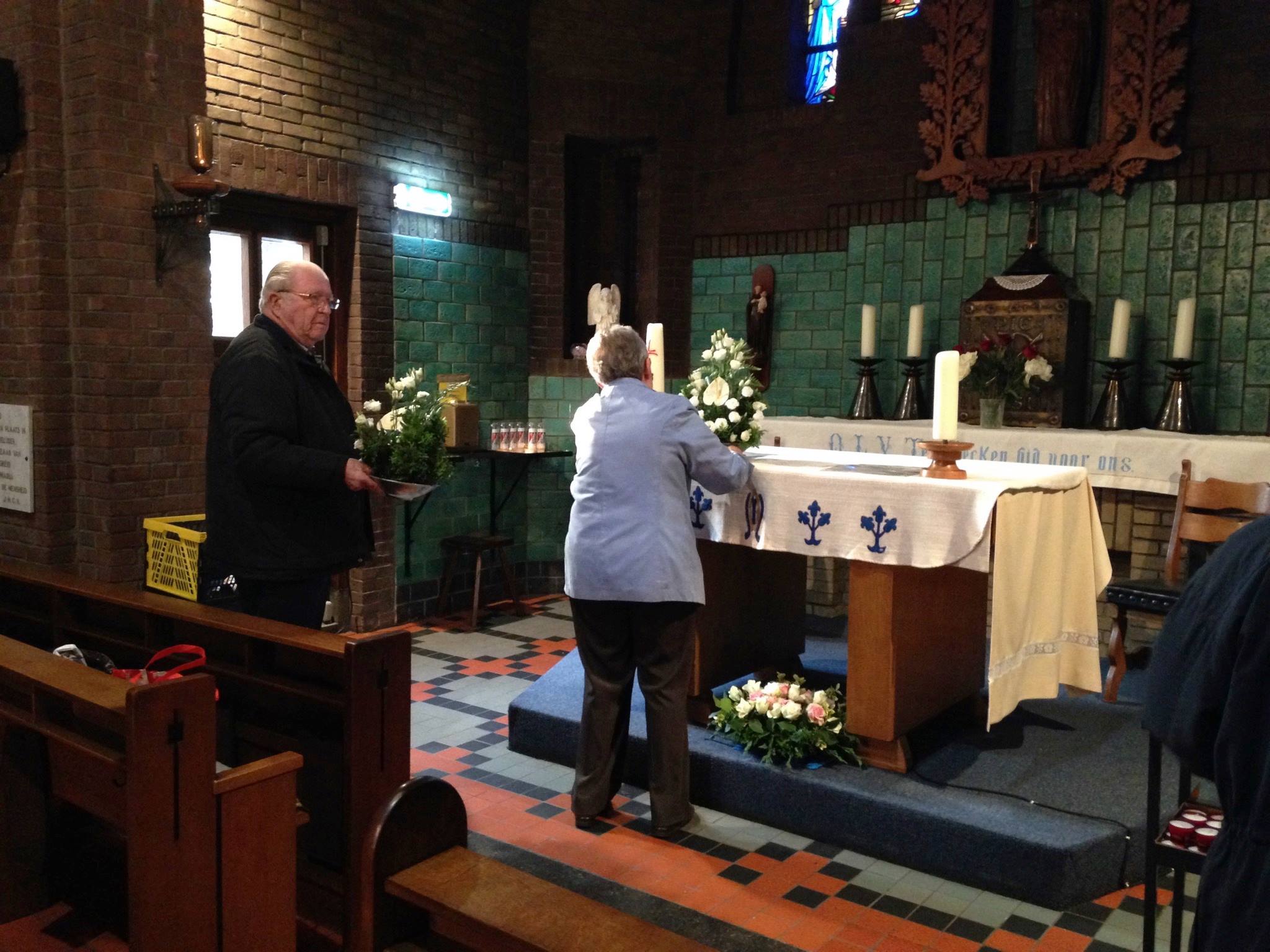 OLV-ter-Eecken-Sacramentsdag-2016-voorbereiding-altaar