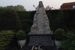OLV-ter-Eecken-Mariabeeld-in-de-tuin-bij-de-kapel